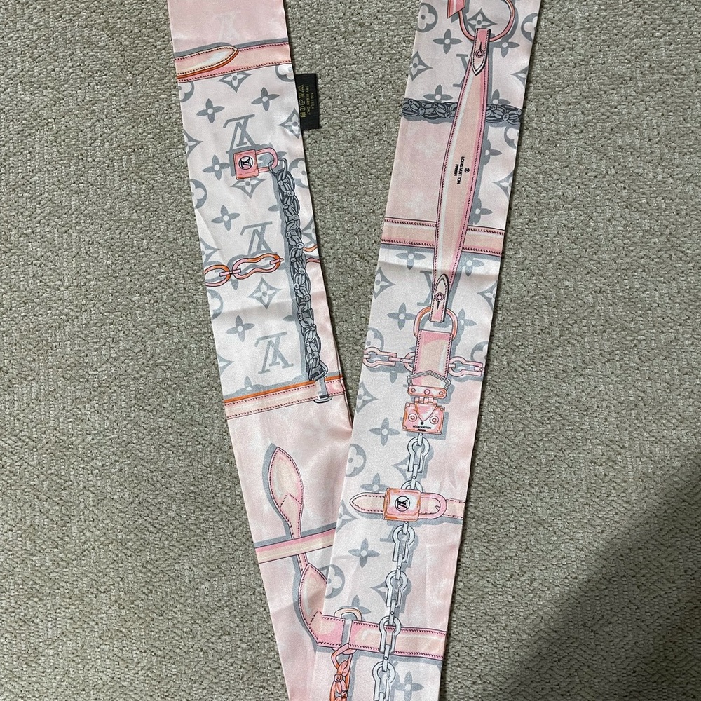Fashion scar , can be used on neck or as head band.